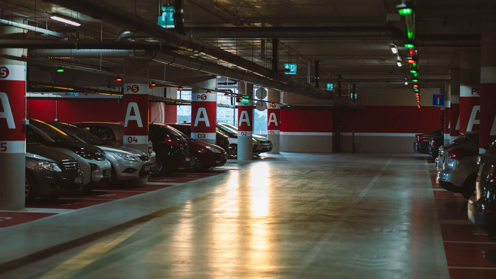 Parkhausebene mit grünen und roten Belegungsleuchten über den Stellplätzen – Parkplatz finden am Flughafen Düsseldorf