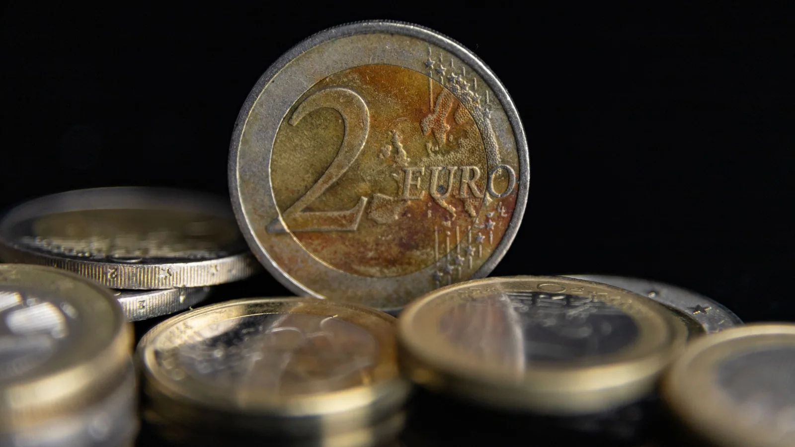 Zwei-Euro-Münze vor schwarzem Hintergrund – Parkpreise am Flughafen Düsseldorf pro Tag
